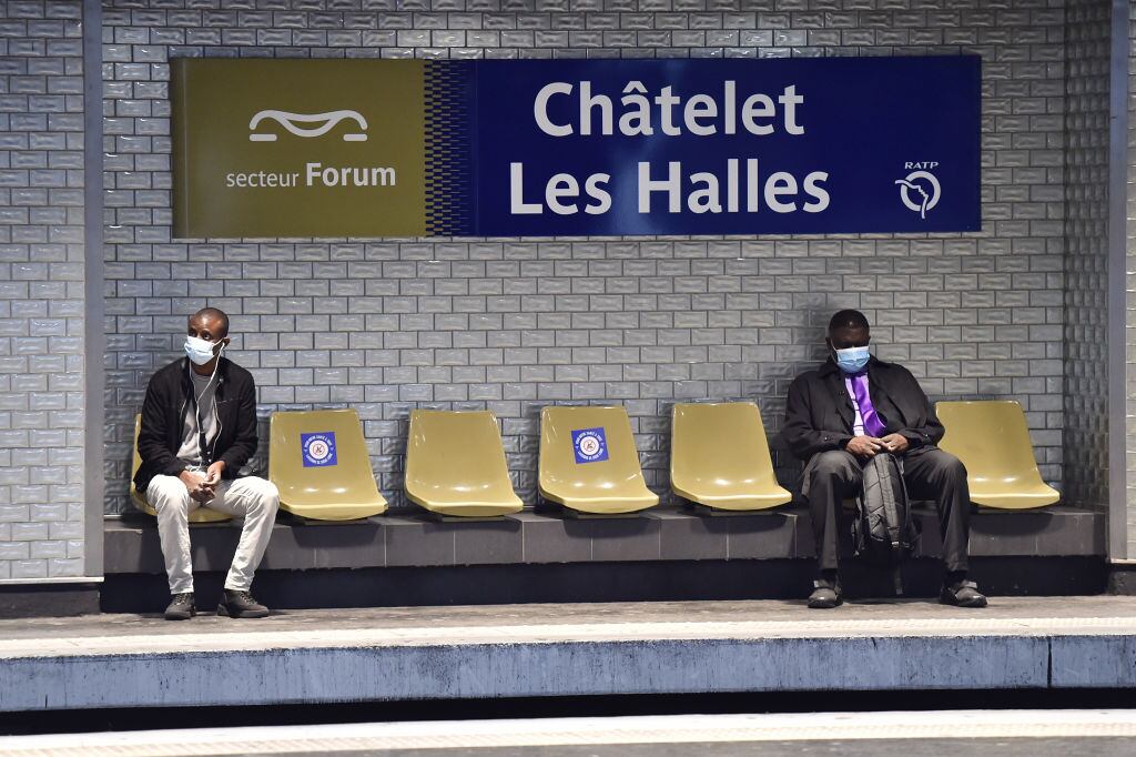 PARIS, FRANCE - APRIL 28: People wearing a protective mask waits at Chatelet Les Halles subway station as the lockdown continues due to the coronavirus outbreak (COVID 19) on April 28, 2020 in Paris, France. The Coronavirus (COVID-19) pandemic has spread to many countries across the world, claiming over 212,000 lives and infecting over 3 million people. (Photo by Stephane Cardinale - Corbis/Corbis via Getty Images)