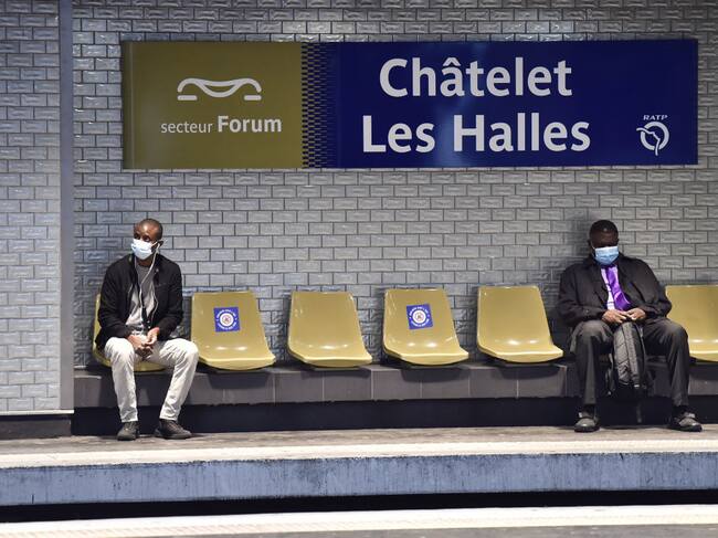 PARIS, FRANCE - APRIL 28: People wearing a protective mask waits at Chatelet Les Halles subway station as the lockdown continues due to the coronavirus outbreak (COVID 19) on April 28, 2020 in Paris, France. The Coronavirus (COVID-19) pandemic has spread to many countries across the world, claiming over 212,000 lives and infecting over 3 million people. (Photo by Stephane Cardinale - Corbis/Corbis via Getty Images)