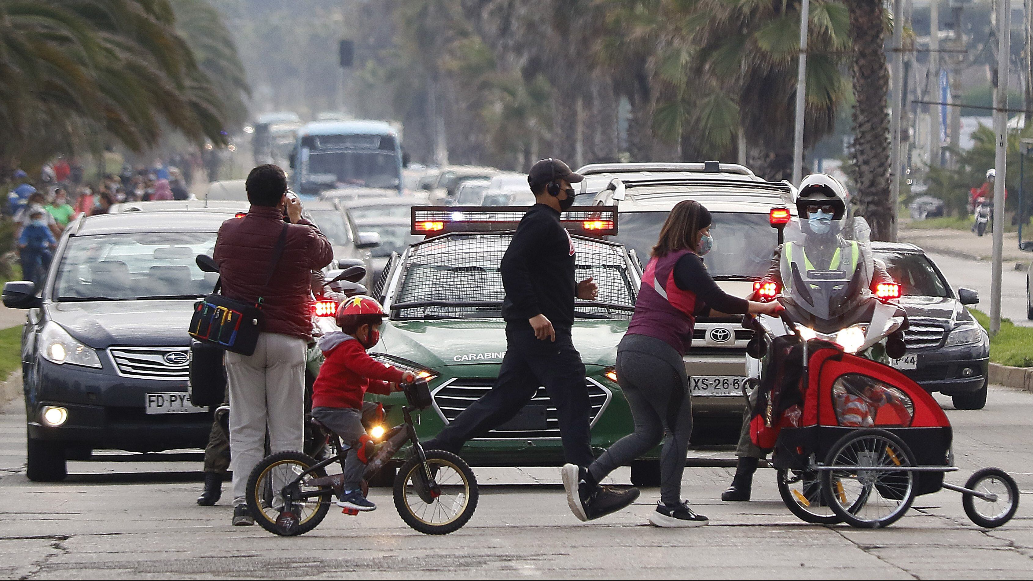 08 DE MAYO DE 2021/VIÑA DEL MARUna familia cruza la calle frente a los automovilistas, durante la franja deportiva Elige Vivir Sano, en medio  de la cuarentena de Viña del Mar a causa de la pandemia por el Coronavirus.
FOTO: LEONARDO RUBILAR CHANDIA/AGENCIAUNO