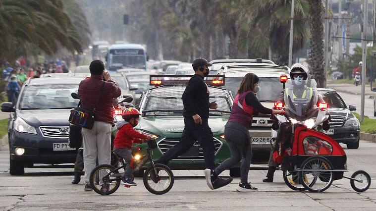 08 DE MAYO DE 2021/VIÑA DEL MARUna familia cruza la calle frente a los automovilistas, durante la franja deportiva Elige Vivir Sano, en medio de la cuarentena de Viña del Mar a causa de la pandemia por el Coronavirus.
FOTO: LEONARDO RUBILAR CHANDIA/AGENCIAUNO