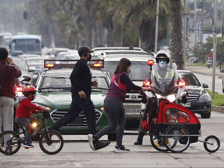 08 DE MAYO DE 2021/VIÑA DEL MARUna familia cruza la calle frente a los automovilistas, durante la franja deportiva Elige Vivir Sano, en medio de la cuarentena de Viña del Mar a causa de la pandemia por el Coronavirus.
FOTO: LEONARDO RUBILAR CHANDIA/AGENCIAUNO