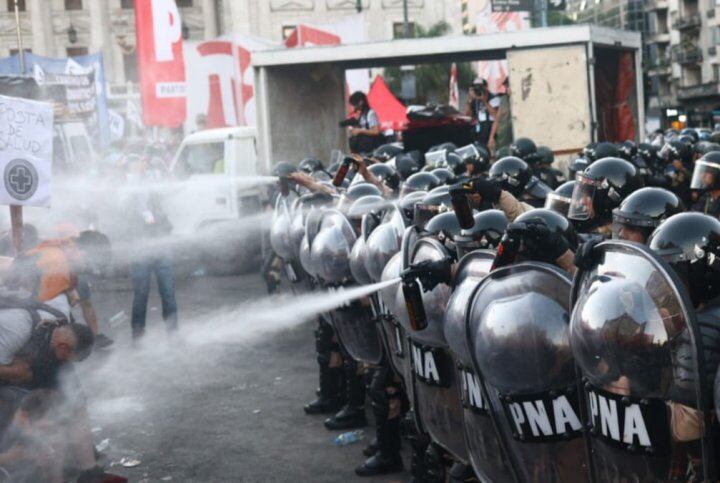 Fuertes disturbios en Argentina: revisa las impactantes imagenes de la protesta contra Javier Milei