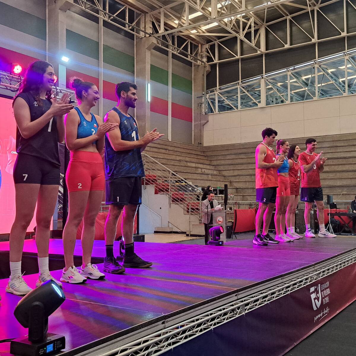 Con nueva indumentaria: selección chilena de voleibol disputará tres amistosos con Argentina