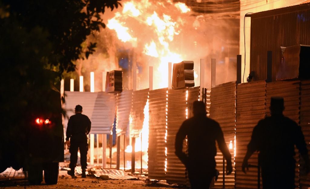 La quema de una propiedad en medio de las protestas contra el gobierno de Paraguay