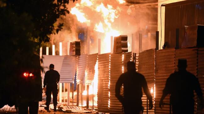 La quema de una propiedad en medio de las protestas contra el gobierno de Paraguay