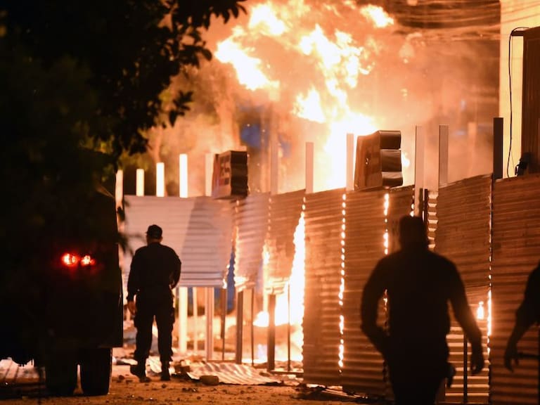La quema de una propiedad en medio de las protestas contra el gobierno de Paraguay