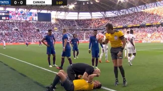 Juez de línea termina fuera de actividad en la Copa de Oro tras recibir un pelotazo en el rostro