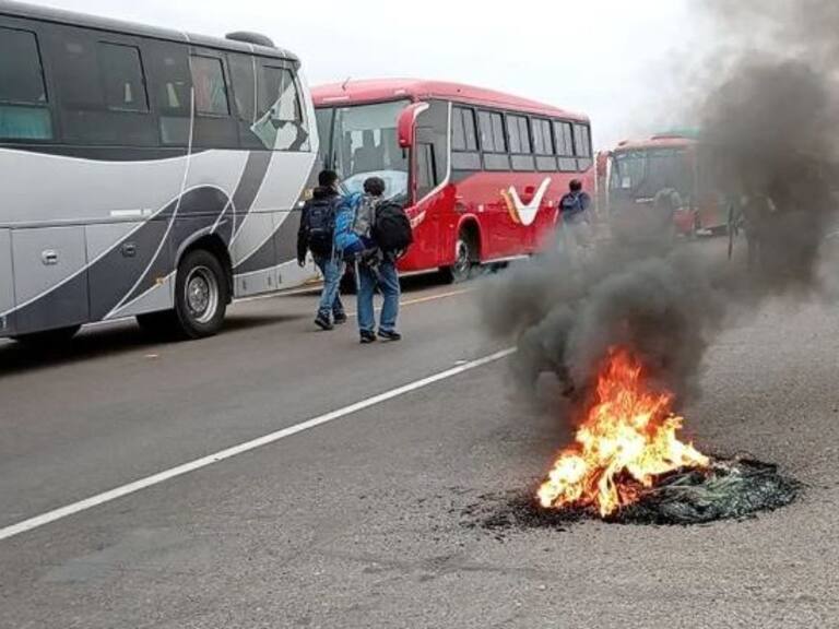 Colectiveros de Tacna realizan bloqueo en la frontera con Chile