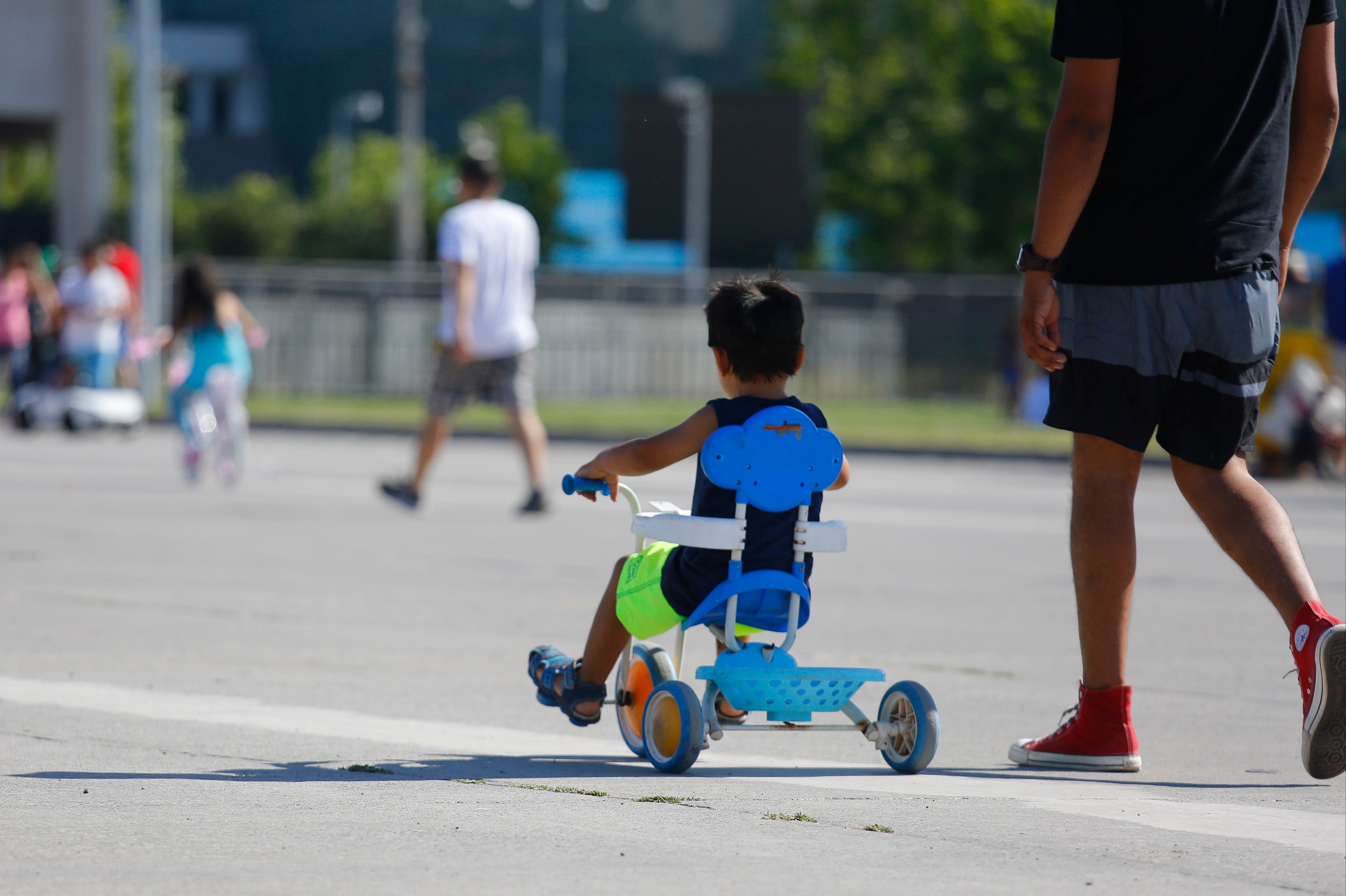 25 de Diciembre del 2018/SANTIAGONios disfrutan de sus nuevos juguetes, que recibieron en Navidad, jugando con ellos en la Elipse del Parque O'higgins, junto a sus padres FOTO:SEBASTIAN BROGCA/AGENCIAUNO