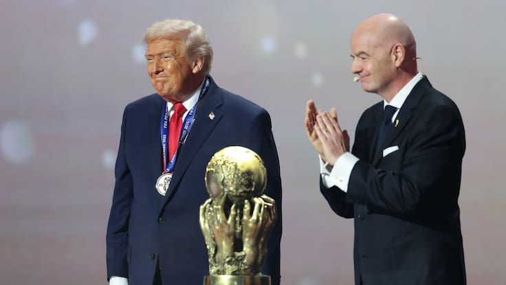Donald Trump recibe el Premio de la Paz de la FIFA durante el sorteo del Mundial 2026