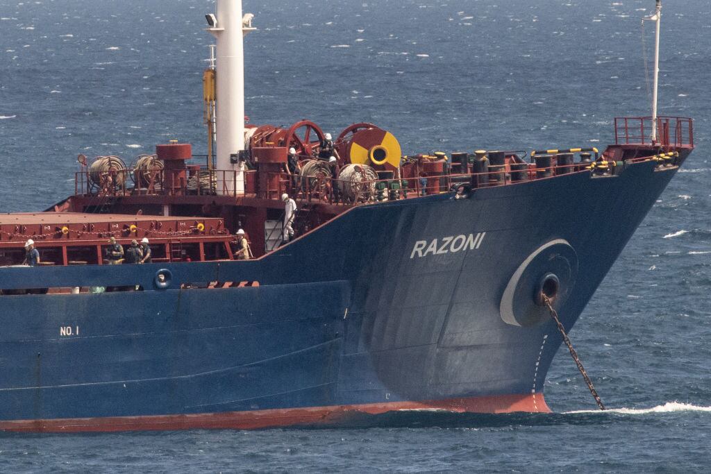 Equipos de Rusia y Ucrania revisan la carga del barco con cereales en Estambul