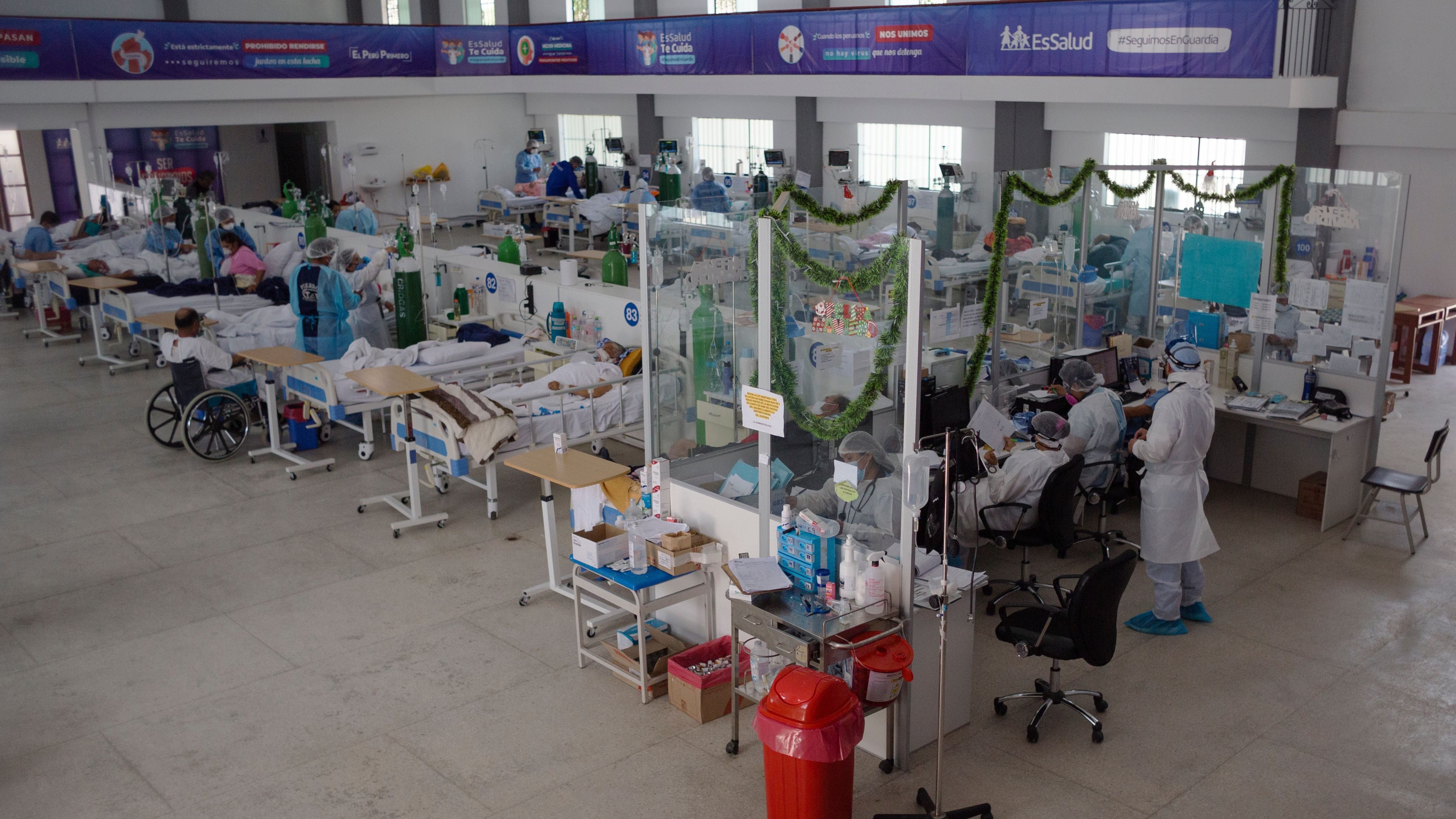 Personal médico atiende a pacientes Covid-19 en una sala armada en un colegio en Huánuco