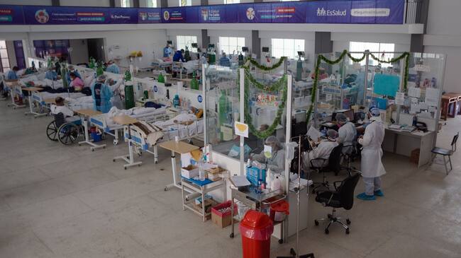 Personal médico atiende a pacientes Covid-19 en una sala armada en un colegio en Huánuco
