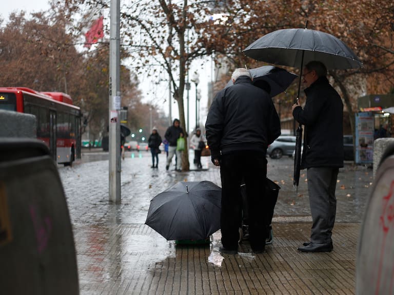Más de 35 milímetros de lluvia en Santiago: el “día clave” en que llega el sistema frontal desde el sur de Chile