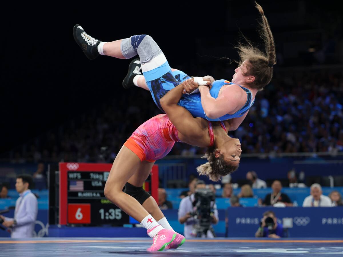 Su rival terminó en el hospital: el brutal movimiento en la lucha femenina de París 2024