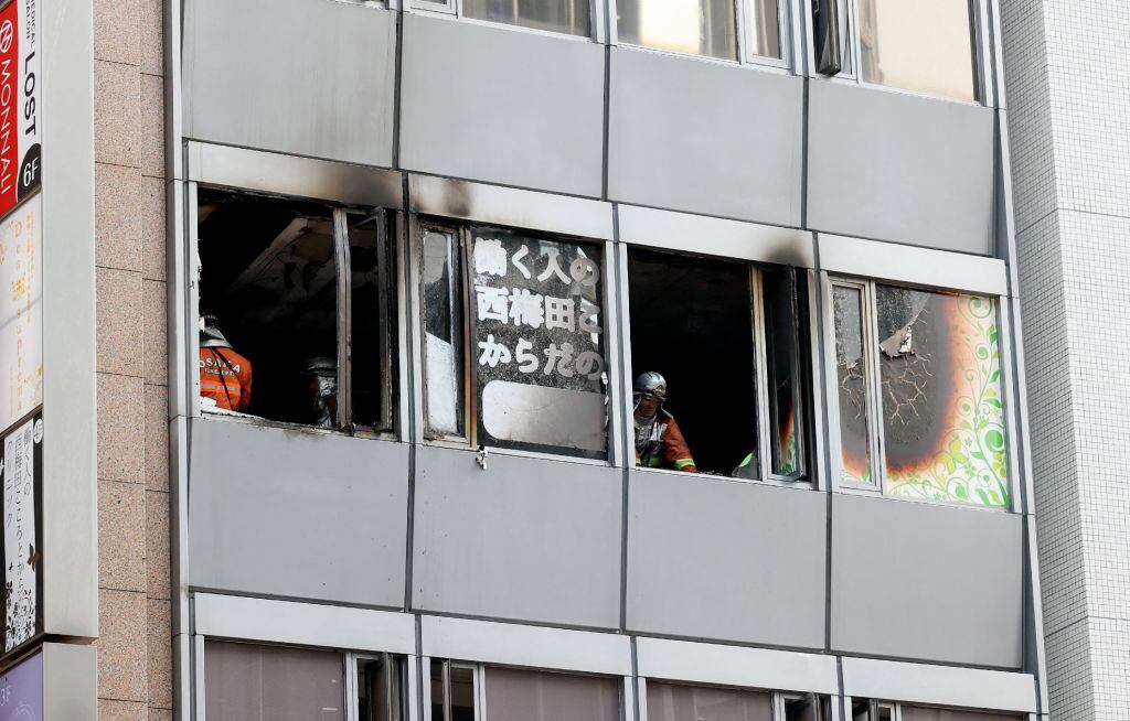 Bomberos trabajan en el piso donde se inició el grave incendio en Osaka