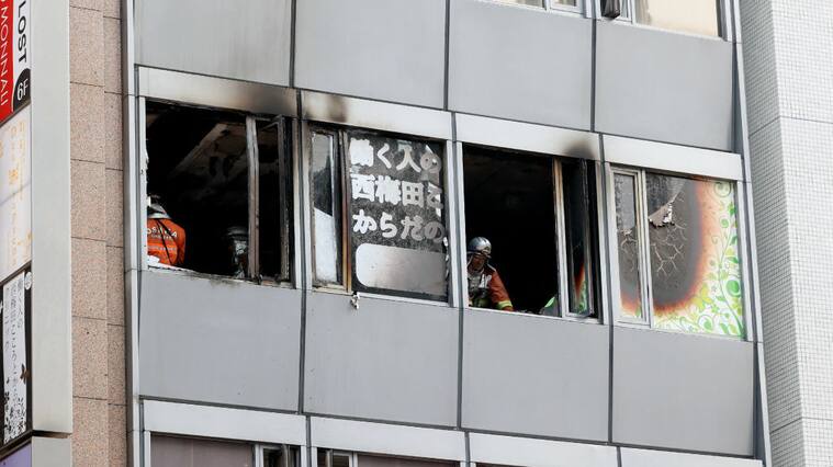 Bomberos trabajan en el piso donde se inició el grave incendio en Osaka