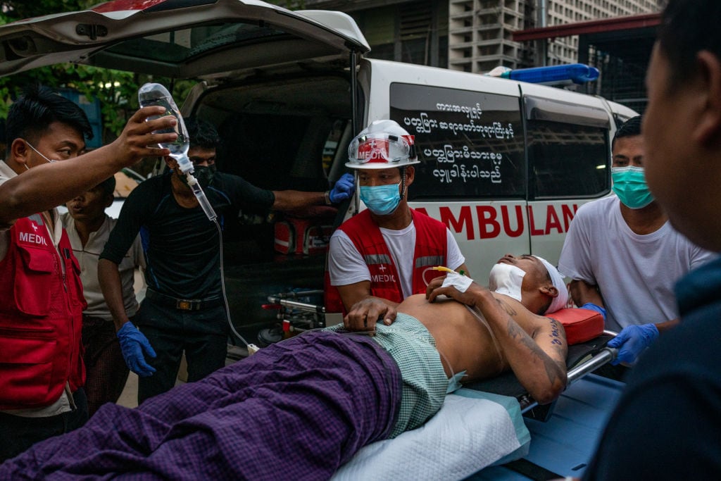 Paramédicos atienden a un manifestante herido en la ciudad de Rangún