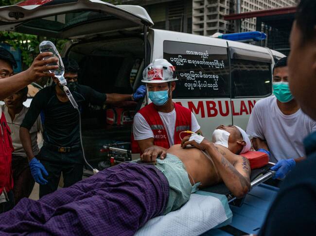 Paramédicos atienden a un manifestante herido en la ciudad de Rangún