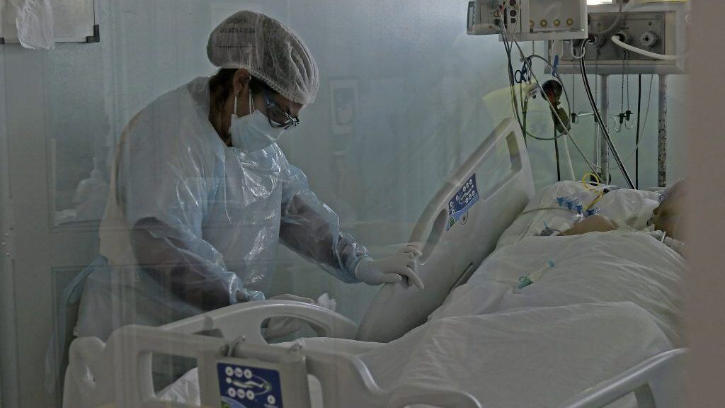 17 de Abril de 2021 / IQUIQUEAumento de pacientes graves por Covid-19 provoca una saturación en uso de camas en la Unidad de Cuidados Intensivos (UCI) del Hospital Dr. Ernesto Torres Galdames.
FOTO: CRISTIAN VIVERO BOORNES/AGENCIAUNO