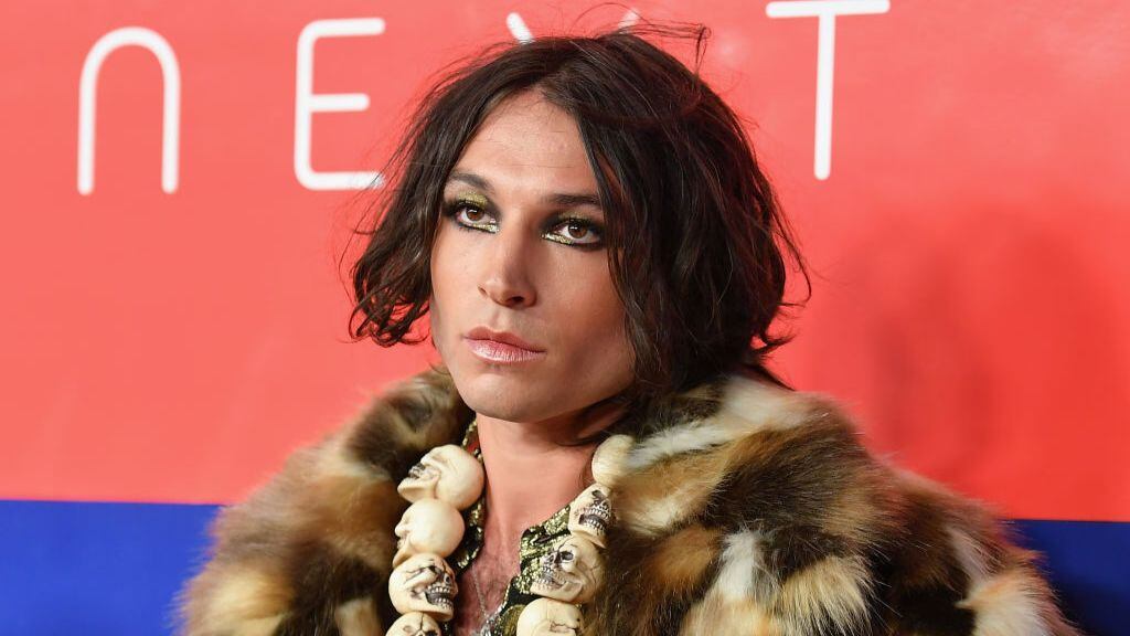 Ezra Miller acusado de alojar niños en granja llena de armas y marihuana