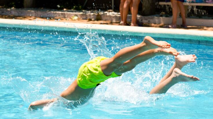 Verano 2026: este es el color de traje de baño que los niños NO deberían utilizar en la piscina, según experta