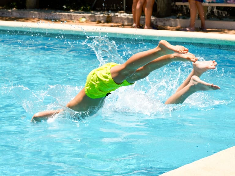 Verano 2026: este es el color de traje de baño que los niños NO deberían utilizar en la piscina, según experta