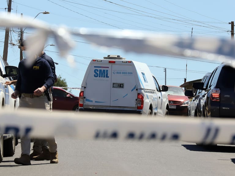 24 DE FEBRERO DE 2022/QUINTEROEnterrado en el patio de un domicilio, fue encontrado el cuerpo del empresario de Algarrobo, Pedro Carrión. Hasta el lugar concurrió La Brigada de Homicidios de Valparaíso junto al Laboratorio de Criminalística con el fin de ejecutar las diligencias respectivas para establecer científicamente la identidad de la víctima del presunto delito de secuestro con homicidio.
FOTO: MANUEL LEMA OLGUIN/AGENCIAUNO