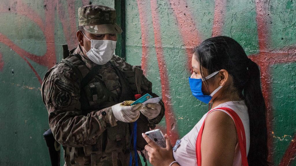 Un militar peruano controla el movimiento de personas en las calles de Lima