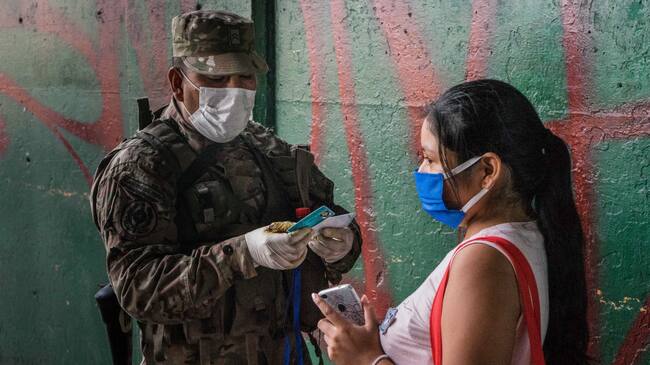 Un militar peruano controla el movimiento de personas en las calles de Lima