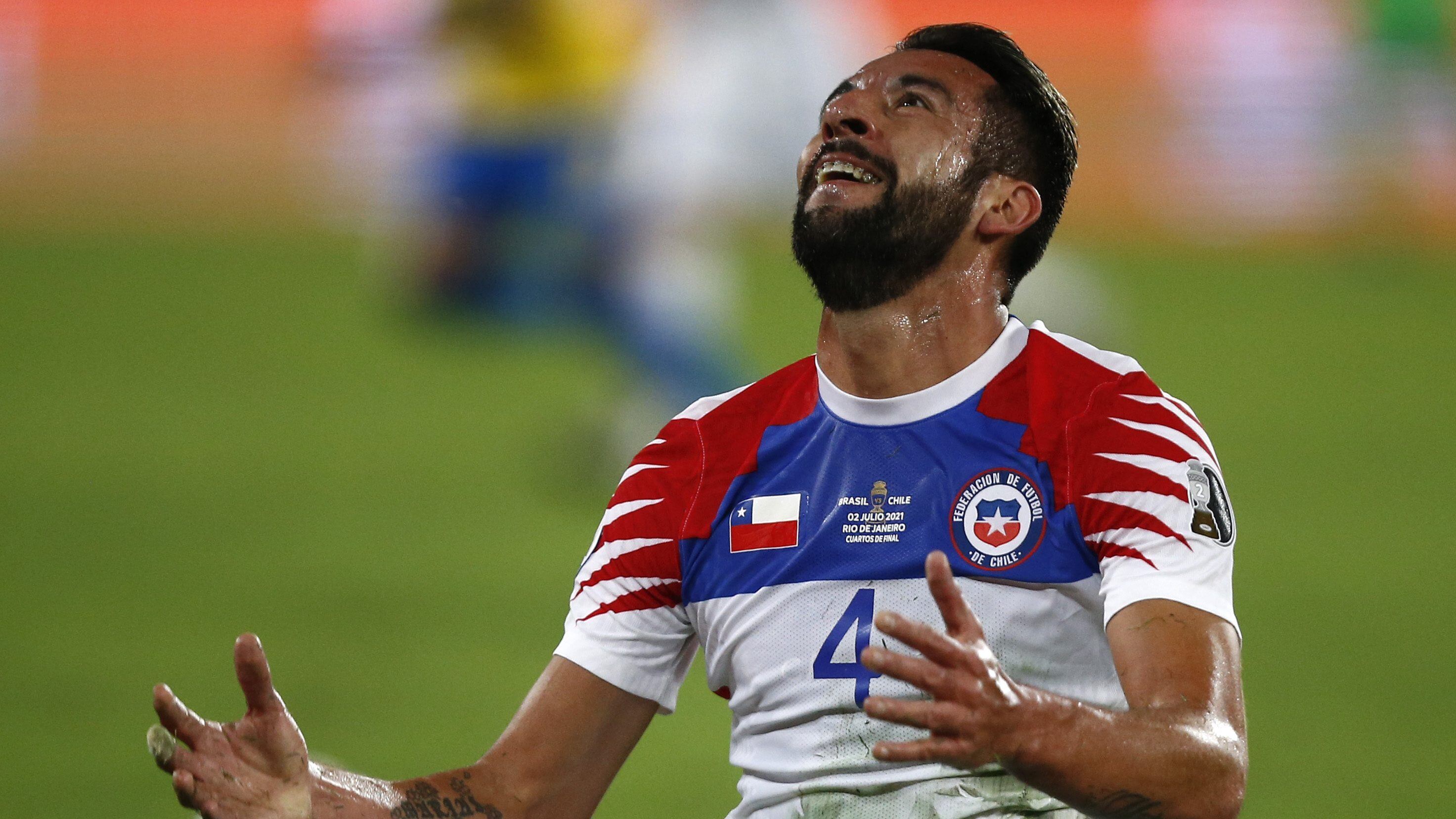 RIO DE JANEIRO, BRAZIL - JULY 02: Mauricio Isla of Chile reacts during a quarterfinal match between Brazil and Chile as part of Copa America Brazil 2021 at Estadio Olímpico Nilton Santos on July 02, 2021 in Rio de Janeiro, Brazil. (Photo by Wagner Meier/Getty Images)