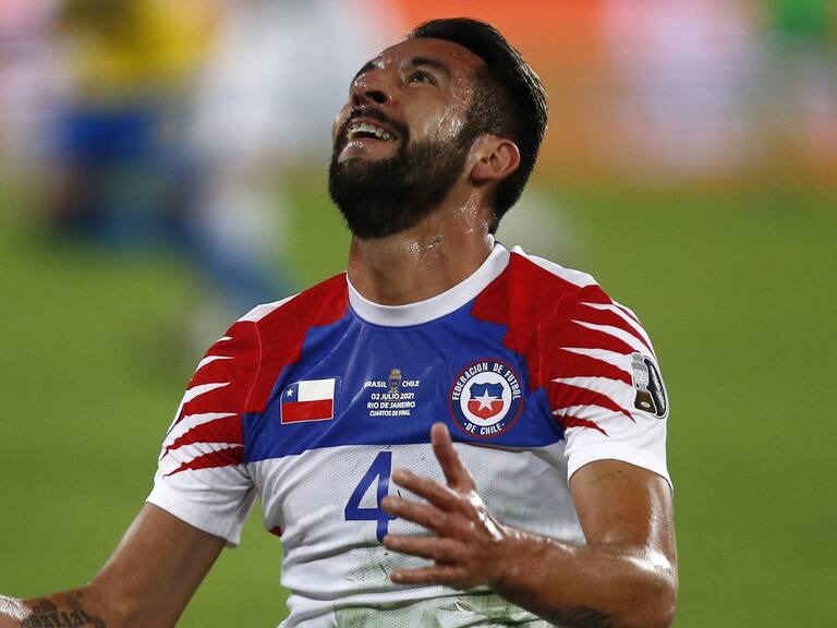 RIO DE JANEIRO, BRAZIL - JULY 02: Mauricio Isla of Chile reacts during a quarterfinal match between Brazil and Chile as part of Copa America Brazil 2021 at Estadio Olímpico Nilton Santos on July 02, 2021 in Rio de Janeiro, Brazil. (Photo by Wagner Meier/Getty Images)
