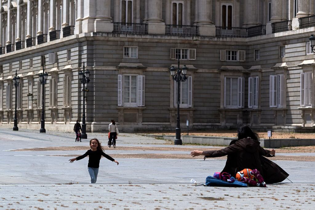 Una mujer y una niña disfrutan su salida en Madrid