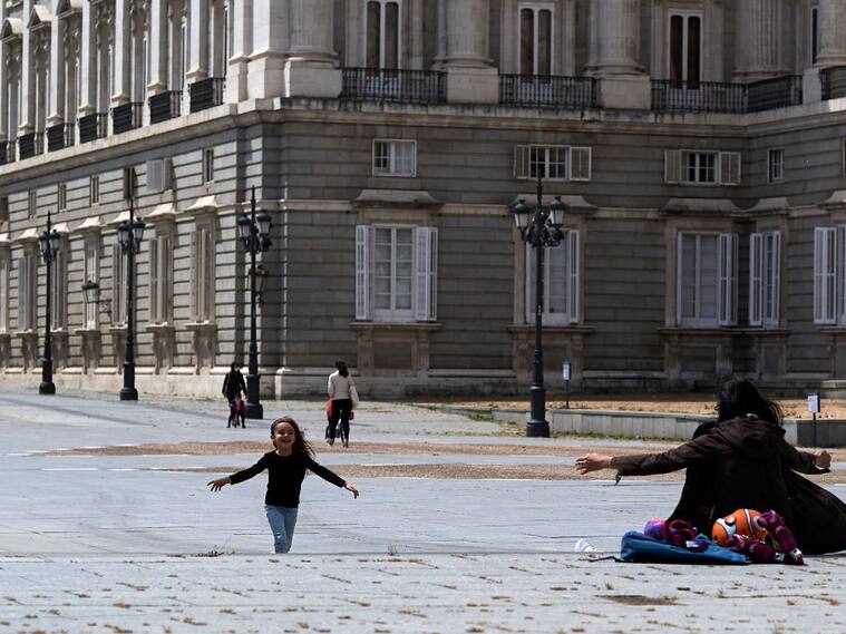 Una mujer y una niña disfrutan su salida en Madrid