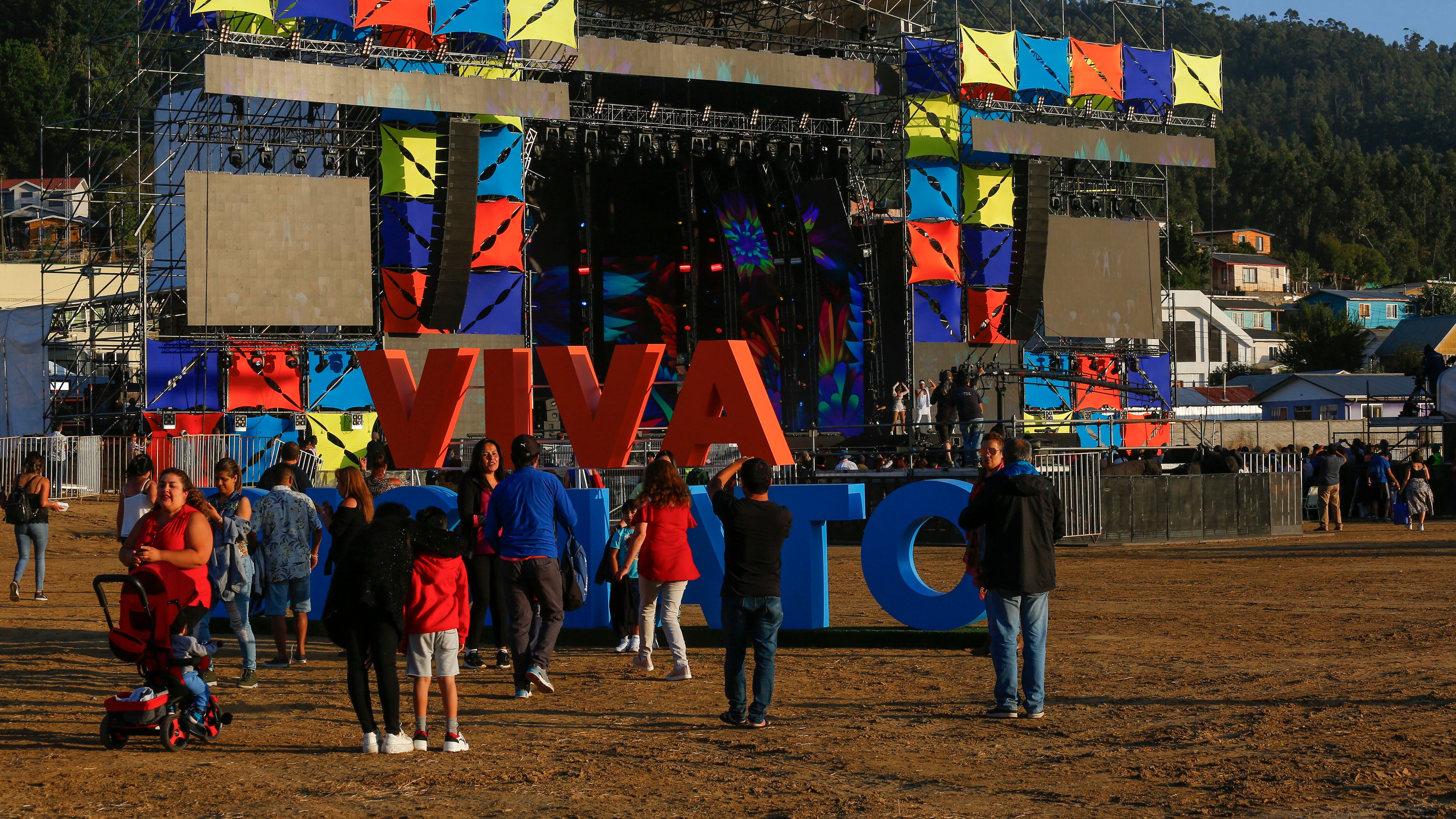 27 de Febrero del 2020/DICHATO
Escenario del festival Viva Dichato, festival que fuera concebido para revitalizar el turismo en el área luego el terremoto de 2010. Durante la novena edicion, turistas se acercan a el escenario para la fotografia junto a las letras con el nombre del festival. A diez años del terremoto 8.8, ocurrido en la madrugada el 27 de Febrero de 2010, frente a las costas de la región del Bio Bio.
FOTO:SEBASTIAN BROGCA/AGENCIAUNO