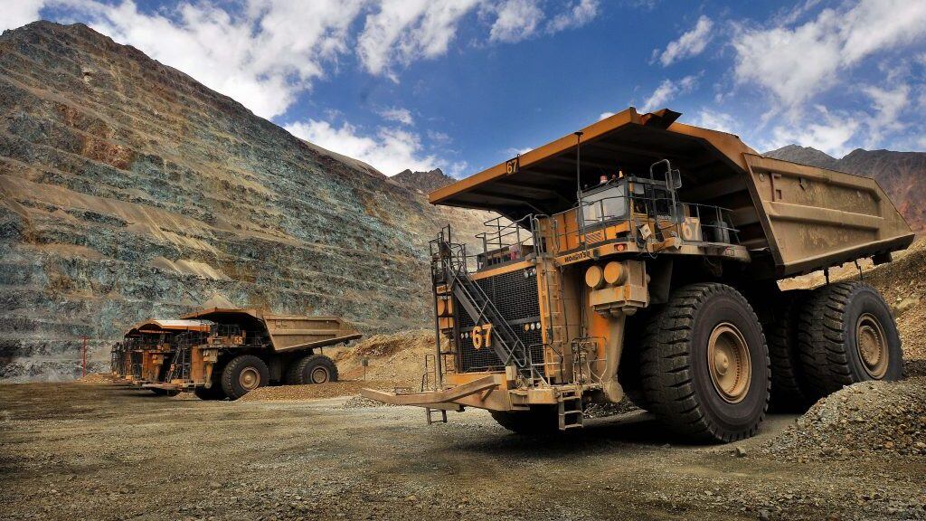 28 de Diciembre de 2011/SANTIAGOLos Bronces es una mina de cobre y molibdeno del grupo Anglo American, que se explota a rajo abierto. El mineral que se extrae es molido y transportado por un mineroducto de 56 kilómetros a la planta de flotación Las Tórtolas, en la que se produce cobre y molibdeno contenido en concentrados. Además, en la mina se produce cobre en cátodos.Se encuentra ubicada en la Región Metropolitana, a 65 kilómetros de Santiago y a 3.500 metros sobre el nivel del mar.
FOTO:ARIEL MARINKOVIC/AGENCIAUNO