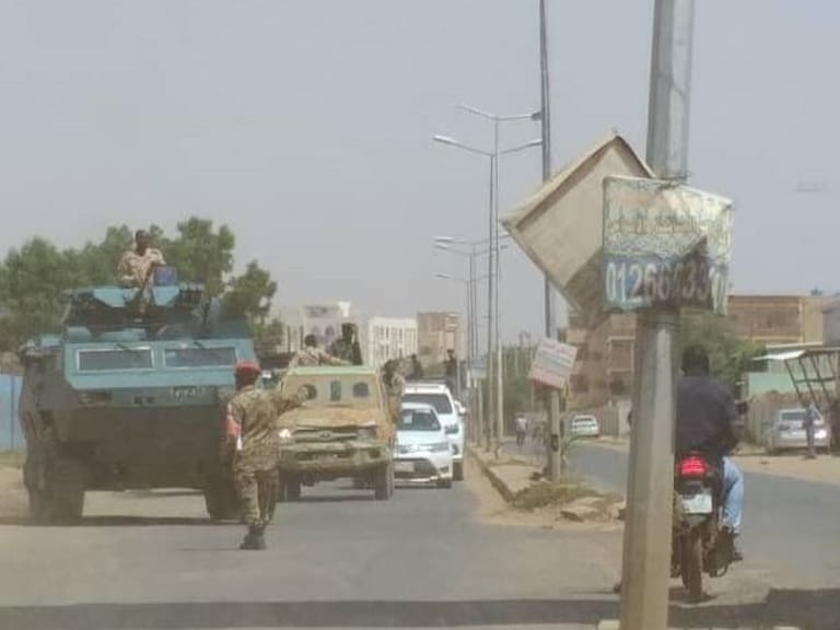 Militares cierran las calles de la capital de Sudán tras el golpe de estado fallido