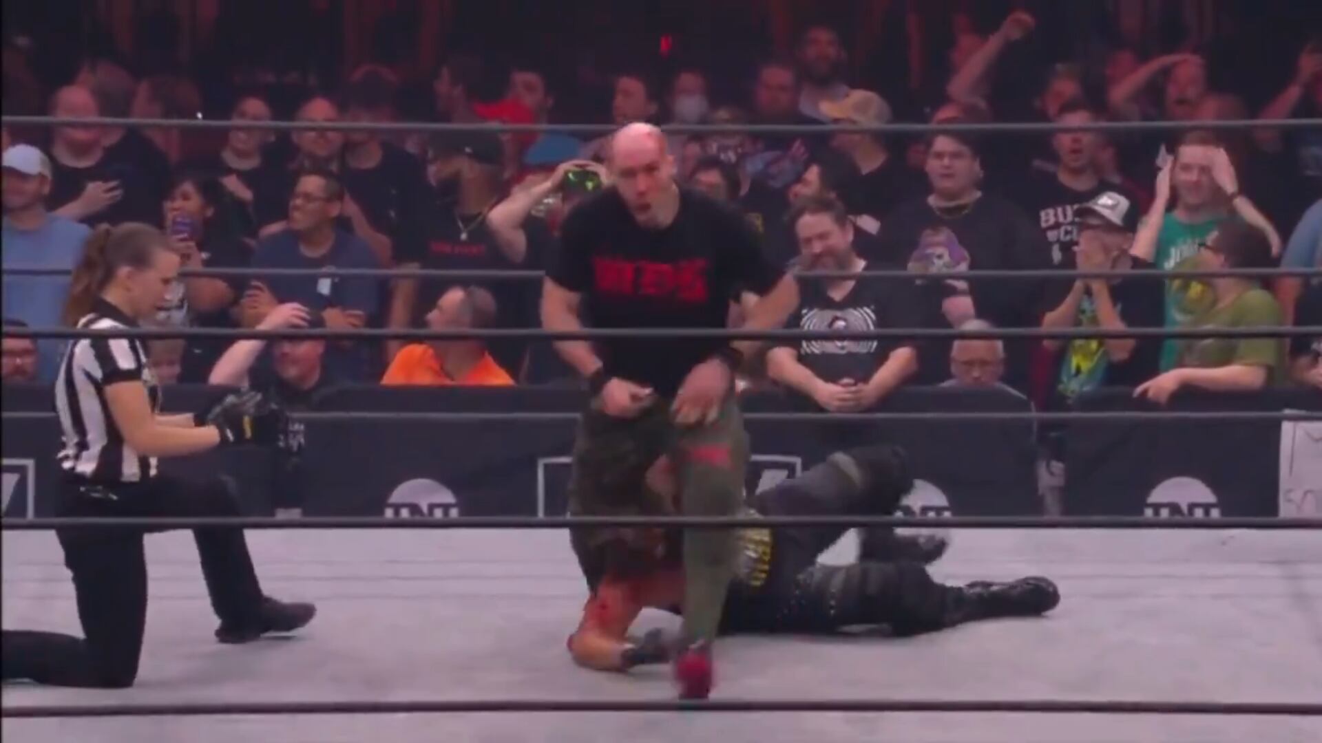 Usaron cortador de pizza en escena de lucha libre