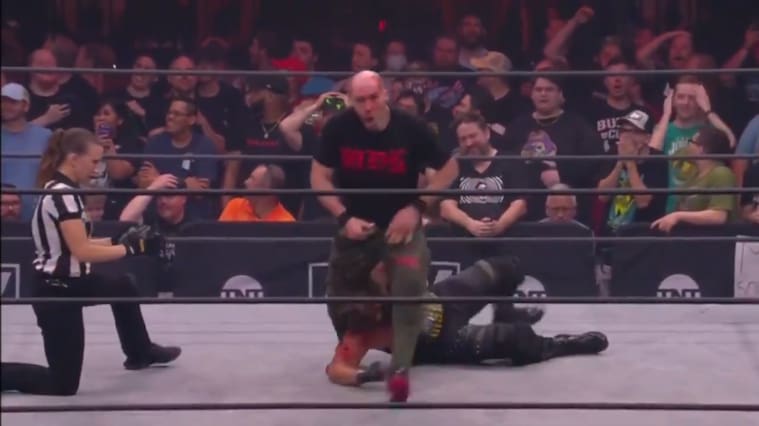 Usaron cortador de pizza en escena de lucha libre