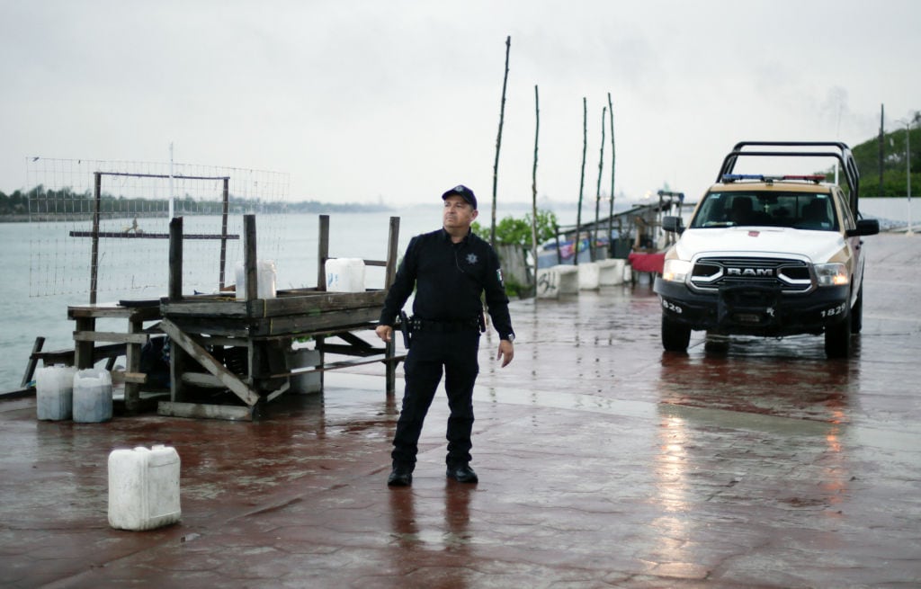 La policía lleva adelante la evacuación de las zonas costeras en Tampico del estado de Tamaulipas en México.