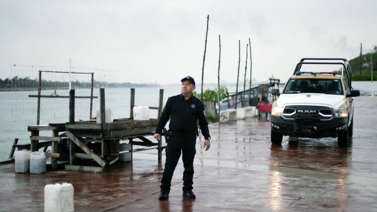 La policía lleva adelante la evacuación de las zonas costeras en Tampico del estado de Tamaulipas en México.