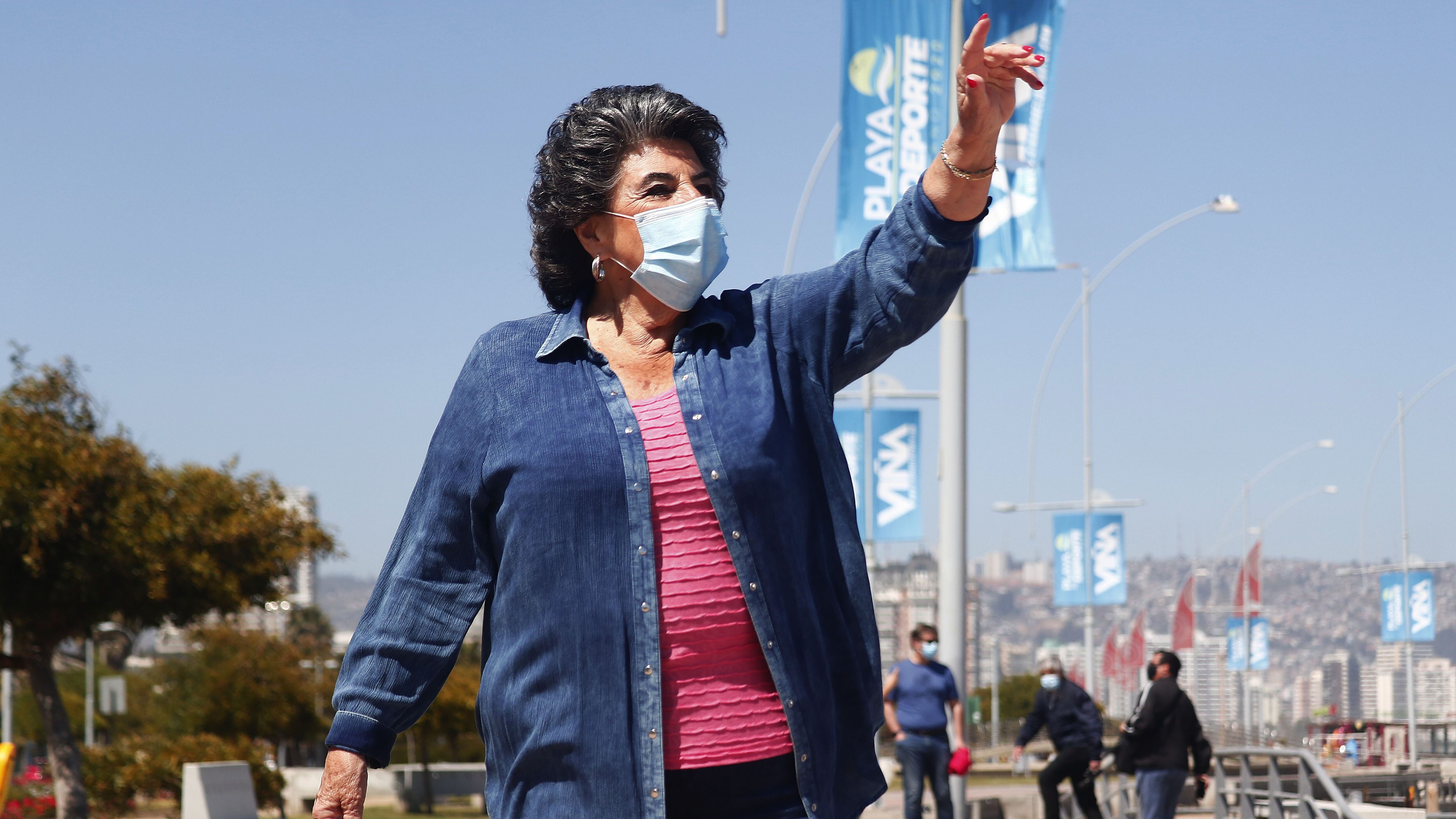 10 DE OCTUBRE DE 2020/VIÑA DEL MARLa alcaldesa Virginia Reginato anuncia medidas sanitarias para retomar la actividad fisica en el borde costero de Viña del Mar, en el marco de la entrada en Fase 2 de la ciudad en medio de la pandemia por el Coronavirus.
FOTO: LEONARDO RUBILAR CHANDIA/AGENCIAUNO