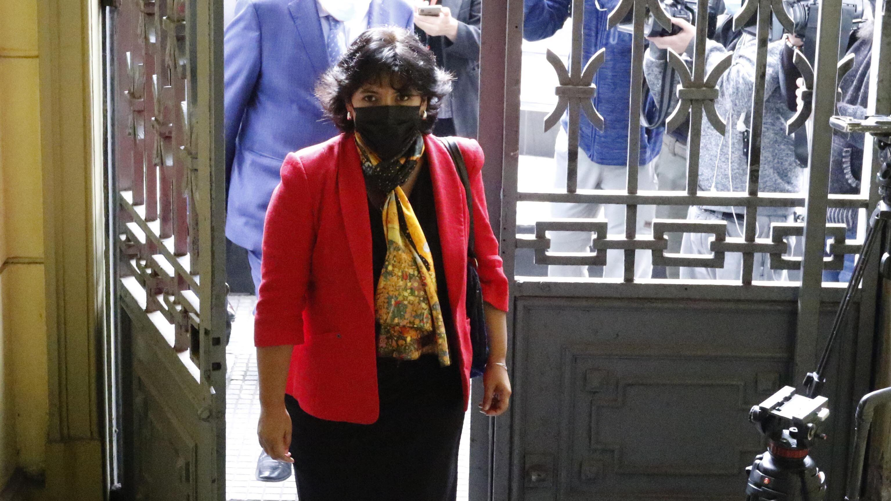 30 de Abril de 2021/SANTIAGOYasna Provoste, presidenta del senado, a su llegada a la reunión con La presidenta de la CUT
FOTO: MAURICIO MENDEZ/AGENCIAUNO