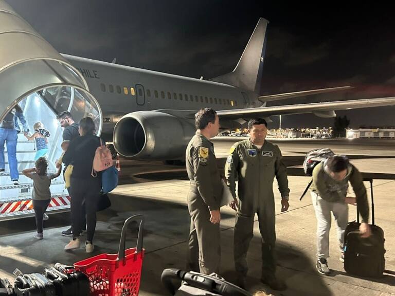 «¡No podíamos olvidarlos!»: Fuerza Aérea comparte imágenes de las mascotas rescatadas desde Israel