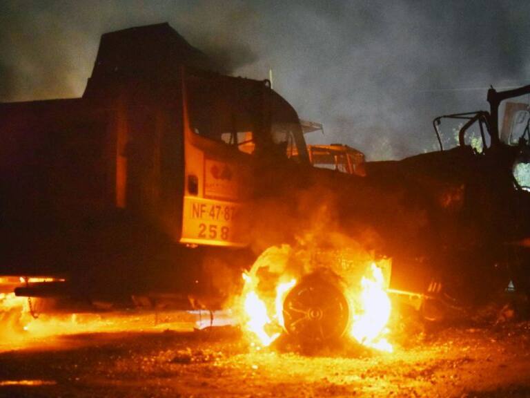 05 DE AGOSTO DE 2020 / PADRE DE LAS CASASSe registra un ataque incendiario a cerca de 15 camiones y maquinaria a empresas en la región de la Araucanía. Además se informan cortes de caminos lo que dificulta la llegada de bomberos. Noticia en desarrollo
FOTO: ROCIO CUMINAO/AGENCIAUNO