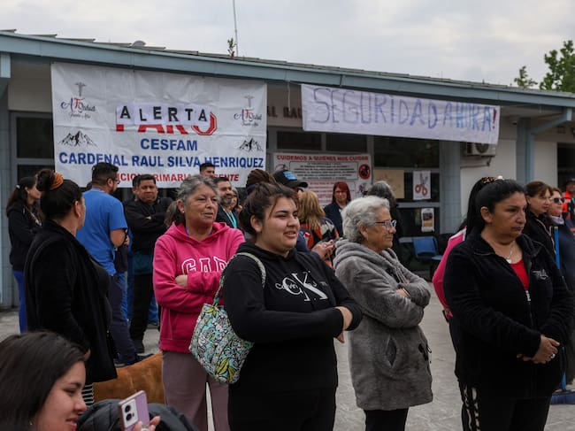 16 de octubre de 2026/PUENTE ALTO
Un grupo de desconocidos destruyó parte del CESFAM Cardenal Raúl Silva Henríquez en Bajos de Mena, Puente Alto, durante la noche anterior, en medio de protestas por el anunciado desalojo de la toma El Volcán 2.
FOTO: MANUEL URZUA/AGENCIAUNO