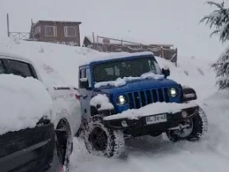 Conductor de jeep que chocó a autos en Farellones desmiente haberse escapado: «Van a pagar a los tres vecinos por lo que pasó»