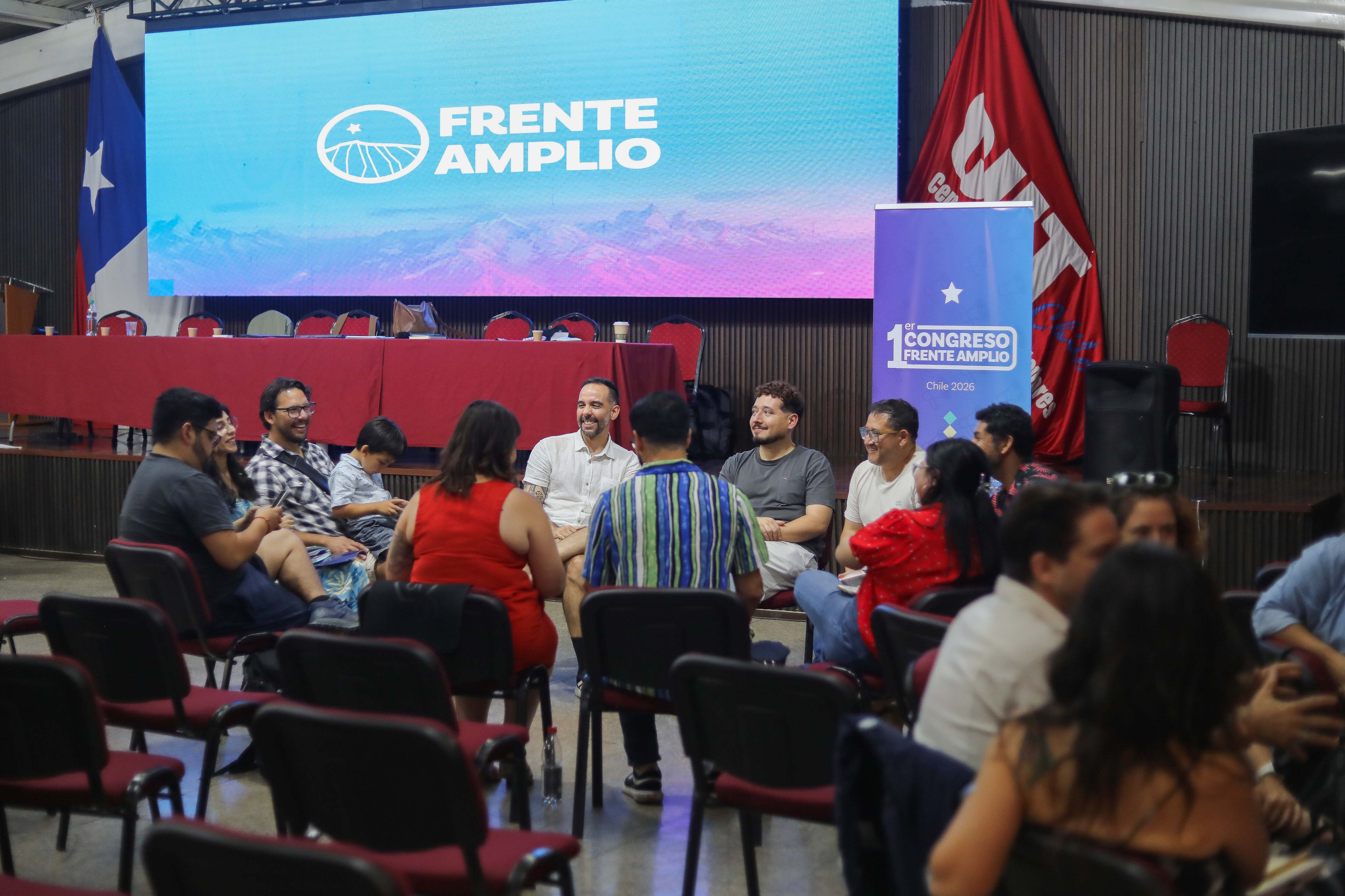 Frente Amplio cuestiona gobierno de J. A. Kast en su primer congreso ideológico con Gabriel Boric presente