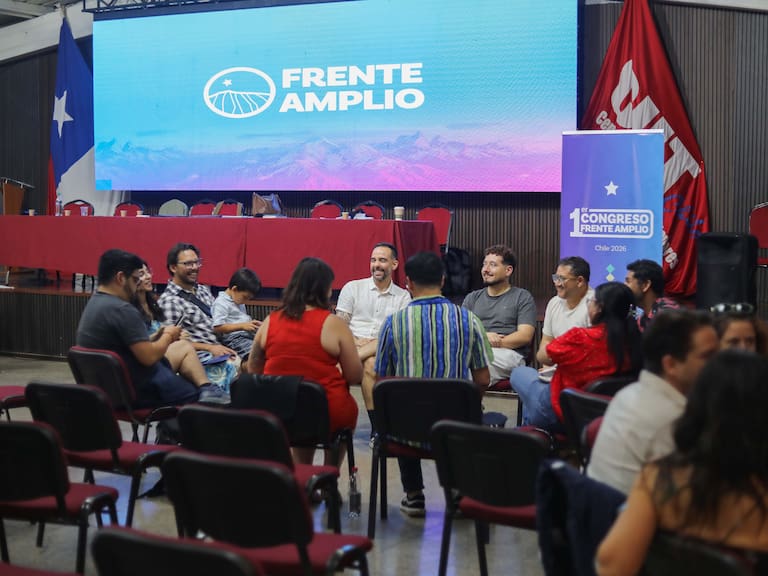 Frente Amplio cuestiona gobierno de J. A. Kast en su primer congreso ideológico con Gabriel Boric presente