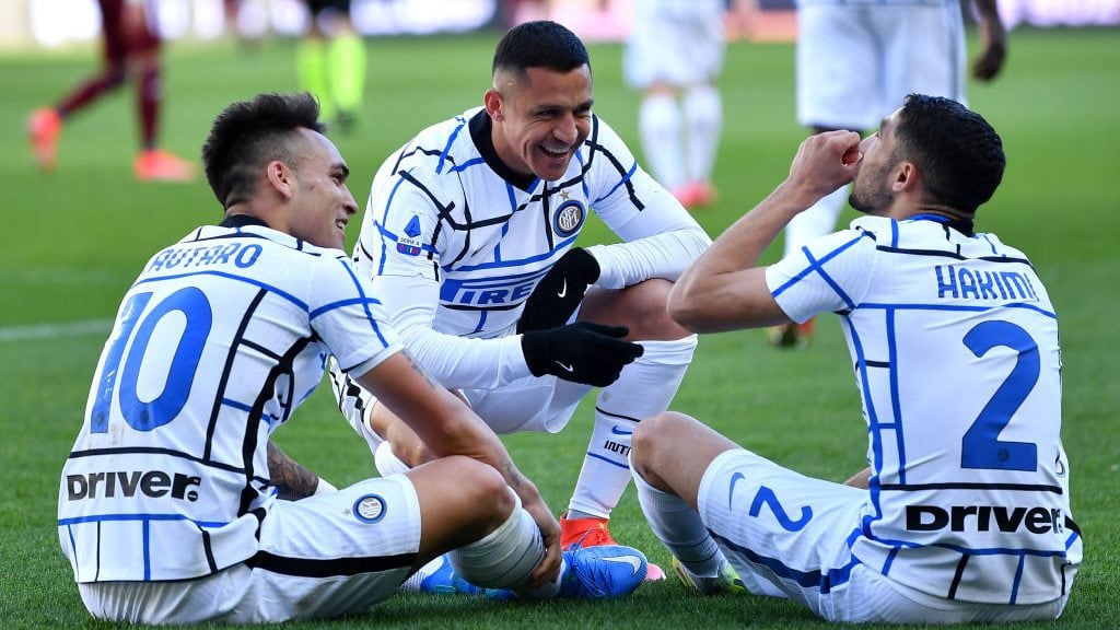 TURIN, ITALY - MARCH 14: Lautaro Martinez (L) of Internazionale celebrates with team mates (L - R) Alexis Sanchez and Achraf Hakimi after scoring their side's second goal during the Serie A match between Torino FC  and FC Internazionale at Stadio Olimpico di Torino on March 14, 2021 in Turin, Italy. Sporting stadiums around Italy remain under strict restrictions due to the Coronavirus Pandemic as Government social distancing laws prohibit fans inside venues resulting in games being played behind closed doors. (Photo by Valerio Pennicino/Getty Images)